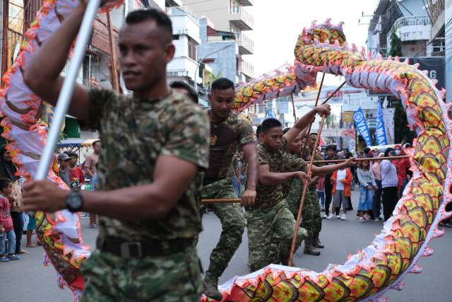 Suasana kemeriahan Cap Go Meh di Jalan Sulawesi, Makassar, Minggu (5/2/2023).