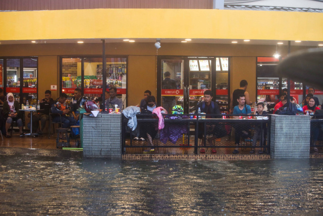 Kawasan pertokoan terendam banjir di Jalan Urip Sumoharjo, Kota Makassar, (13/2/2023).