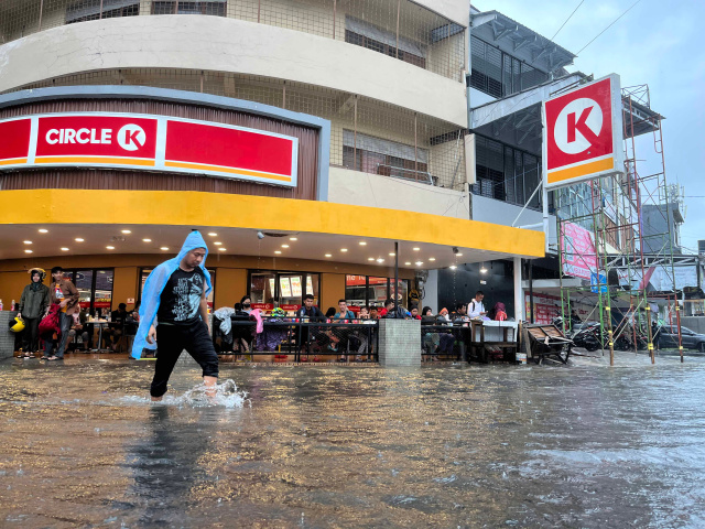 Kawasan pertokoan terendam banjir di Jalan Urip Sumoharjo, Kota Makassar, (13/2/2023).