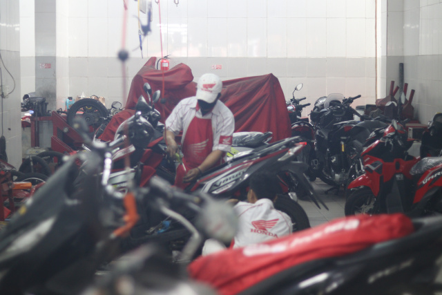 Beberapa sepeda motor menjalani servis di bengkel Astra Honda Motor, Jalan AP Pettarani,  Makassar.