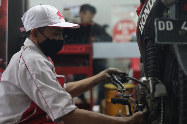 Beberapa sepeda motor menjalani servis di bengkel Astra Honda Motor, Jalan AP Pettarani,  Makassar.