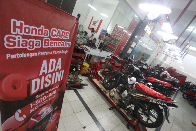 Beberapa sepeda motor menjalani servis di bengkel Astra Honda Motor, Jalan AP Pettarani,  Makassar.