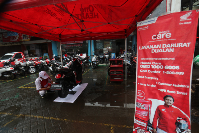 Usai Banjir, Bengkel Dipadati Servis Sepeda Motor