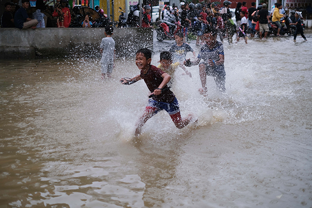 Begini Keseruan Anak-anak Bermain di Tengah Banjir