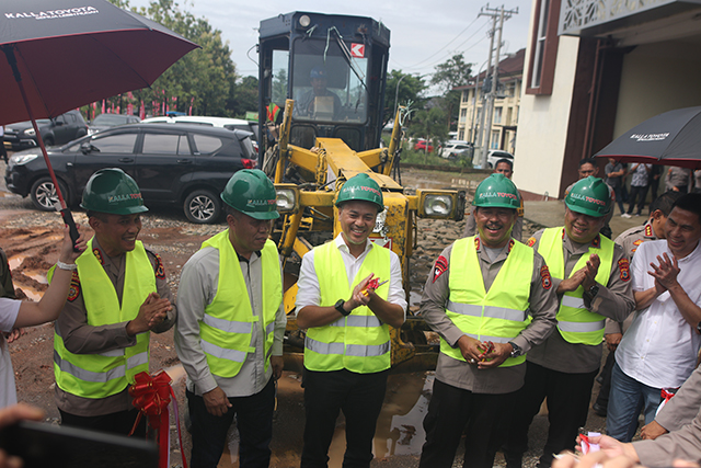 Peresmian pengerjaan jalan sepanjang 2 kilometer ini dilakukan langsung oleh Kapolda Sulsel, Irjen Nana Sudjana bersama Chief Executive Officer Kalla Toyota, Hariyadi Kaimuddin.