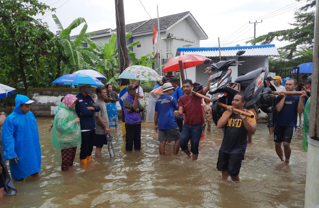 Jasa Pikul Motor di Tengah Banjir