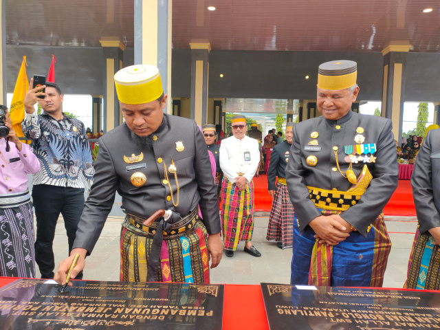 FOTO : Gubernur Sulsel, Andi Sudirman Sulaiman, menyerahkan bantuan keuangan daerah kepada Pemkab Luwu, diterima Bupati Luwu, H Basmin Mattayang, disaksikan Ketua DPRD Luwu, Rusli Sunali, di peringatan Hari Jadi Belopa ke-17.(Chae