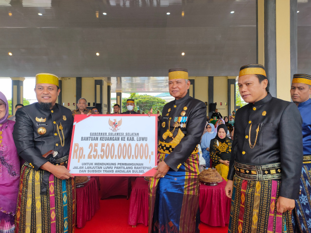 Gubernur Sulsel, Andi Sudirman Sulaiman, menyerahkan bantuan keuangan daerah kepada Pemkab Luwu, diterima Bupati Luwu, H Basmin Mattayang, disaksikan Ketua DPRD Luwu, Rusli Sunali, di peringatan Hari Jadi Belopa ke-17.