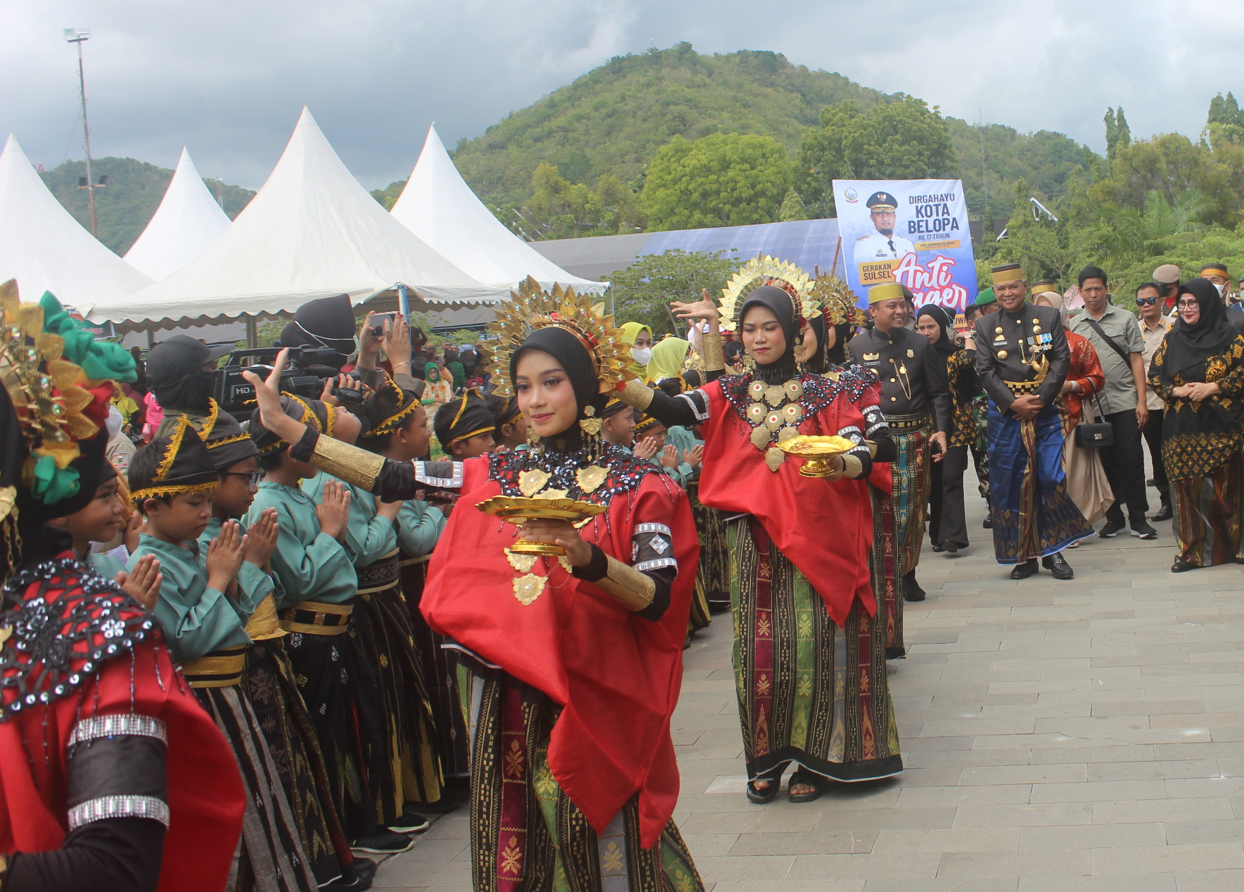 Gubernur Sulsel, Andi Sudirman Sulaiman, didampingi Bupati Luwu, H Basmin Mattayang, Ketua Penggerak PKK Kabupaten Luwu, Hj Hayarna Hakim, disambut Tari Padduppa, pada peringatan Hari Jadi Belopa ke-17.