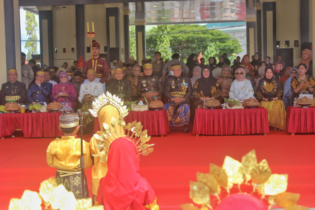 FOTO : Gubernur Sulsel, Andi Sudirman Sulaiman, bersama Bupati Luwu, H Basmin Mattayang, di peringatan Hari Jadi Belopa ke-17.(C