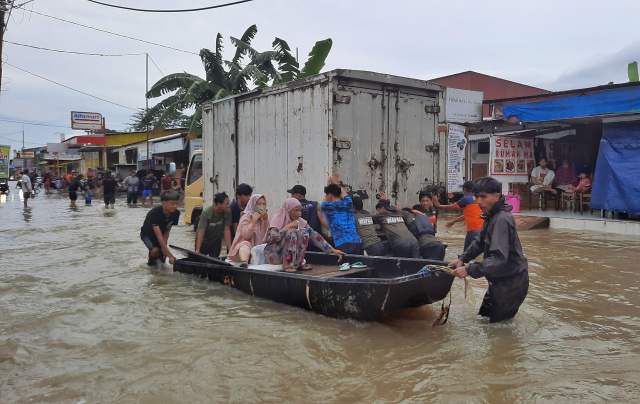 Banjir Semakin Tinggi, Warga Terpaksa Naik Perahu