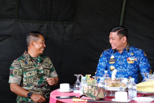 Bupati Gowa, Adnan Purichta Ichsan bersama Panglima Divisi Infanteri 3 Kostrad, Mayjen TNI Novi Helmy Prasetya, menghadiri peresmian pengadaan air bersih bagi masyarakat di Desa Nirannuang.