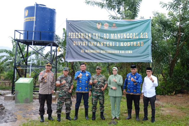 Bupati Gowa, Adnan Purichta Ichsan bersama Panglima Divisi Infanteri 3 Kostrad, Mayjen TNI Novi Helmy Prasetya, menghadiri peresmian pengadaan air bersih bagi masyarakat di Desa Nirannuang.