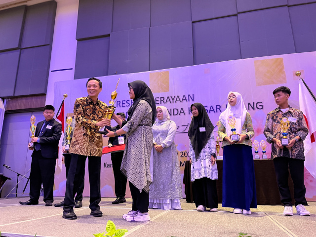 Acara ini dirangkaikan dengan pemberian penghargaan pada anak anak yang menjuarai kontes essai bertema hubungan baik Jepang dan Indonesia.