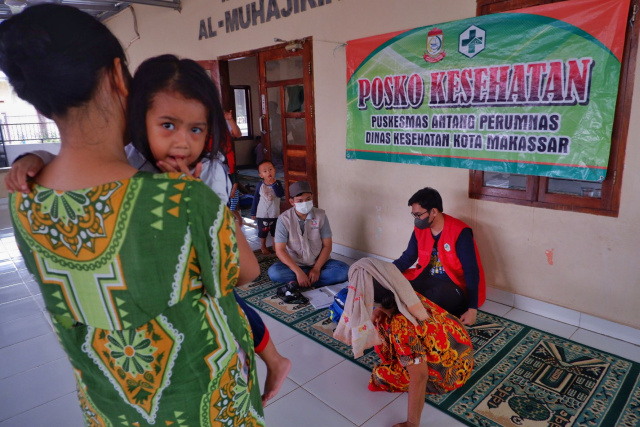 Petugas kesehatan memberikan layanan kesehatan bagi pengungsi korban banjir di Masjid Al-Muhajirin, Blok 10 Perumnas Antang.