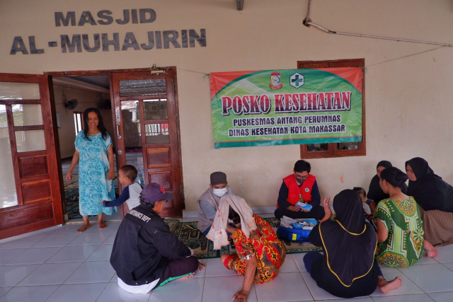 Petugas kesehatan memberikan layanan kesehatan bagi pengungsi korban banjir di Masjid Al-Muhajirin, Blok 10 Perumnas Antang.