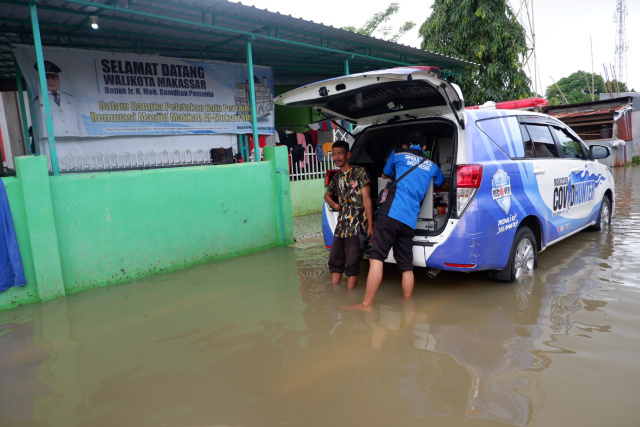 Petugas kesehatan memberikan layanan kesehatan bagi pengungsi korban banjir di Masjid Makkah Al-Mukarrammah, Blok 10 Perumnas Antang.