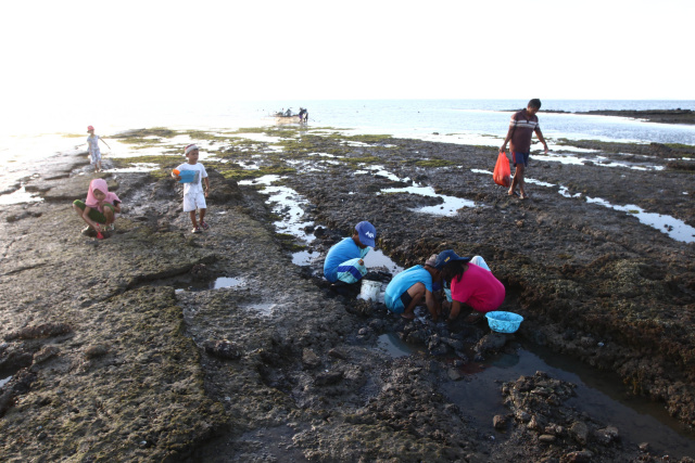 Abrasi yang terjadi di daerah tersebut tidak hanya mengancam area pemakaman tetapi juga mengancam rumah-rumah masyarakat yang bermukim di pesisir pantai.