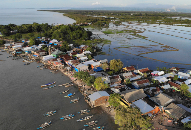 Abrasi yang terjadi di daerah tersebut tidak hanya mengancam area pemakaman tetapi juga mengancam rumah-rumah masyarakat yang bermukim di pesisir pantai.