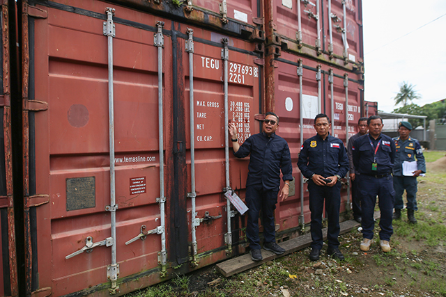 Dirjen Gakkum KLHK RI, Rasio Ridho Sani menunjukkan barang bukti kontainer berisi kayu ilegal di kantor Rumah Penyimpanan Benda Sitaan Negara (Rupbasan) Kelas I Makassar, Kamis (23/2/2023).