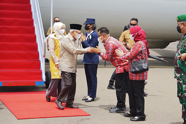 Kedatangan Wapres bersama rombongan disambut oleh Penjabat Gubernur Sulawesi Barat Akmal Malik dan Anggota Forum Koordinasi Pimpinan Daerah Provinsi Sulbar.