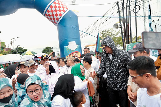 Ribuan warga Gowa antusias mengikuti jalan sehat yang digelar di kawasan Masjid Raya dan seputaran Ruang Terbuka Hijau Syekh Yusuf Discovery Sungguminasa, Kabupaten Gowa, Minggu (26/2/2023).