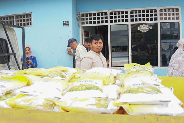 Sebanyak 4 ton distribusikan masing-masing kecamatan mendapat 2 ton dan sudah dikemas per 5 kilogram dengan harga Rp9 ribu per kilogram atau per kemasan Rp45.000.