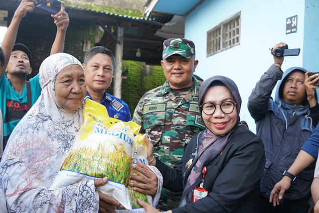 Pemerintah Kabupaten Gowa melalui Dinas Perdagangan dan Industri bekerjasama dengan Bulog melakukan operasi pasar di dua lokasi, yaitu Kecamatan Somba Opu dan Kecamatan Pallangga, Jumat (24/2/2023).