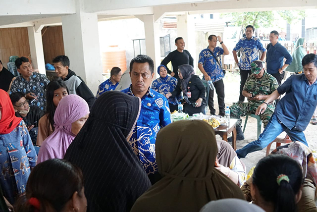 Pemerintah Kabupaten Gowa melalui Dinas Perdagangan dan Industri bekerjasama dengan Bulog melakukan operasi pasar di dua lokasi, yaitu Kecamatan Somba Opu dan Kecamatan Pallangga, Jumat (24/2/2023).