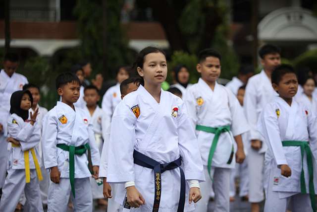 Ribuan karateka mengikuti kegiatan Gashuku dan Ujian akbar se-Sulawesi Selatan yang dirangkaian kegiatan Long march dari Kodim 1408/BS menuju Monumen Mandala, Makassar, Minggu (26/2/2023).