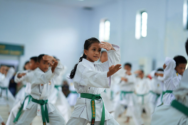 Ribuan karateka mengikuti kegiatan Gashuku dan Ujian akbar se-Sulawesi Selatan yang dirangkaian kegiatan Long march dari Kodim 1408/BS menuju Monumen Mandala, Makassar, Minggu (26/2/2023).