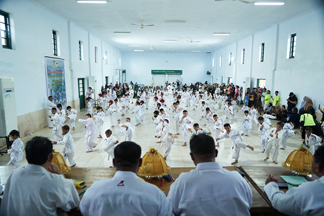 Ribuan karateka mengikuti kegiatan Gashuku dan Ujian akbar se-Sulawesi Selatan yang dirangkaian kegiatan Long march dari Kodim 1408/BS menuju Monumen Mandala, Makassar, Minggu (26/2/2023).