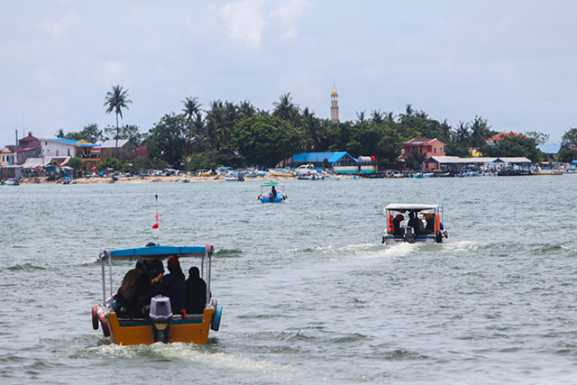 . Dermaga Kayu Bangkoa adalah salah satu dermaga tradisional di Makassar bila ingin ke pulau-pulau gugusan spermonde.