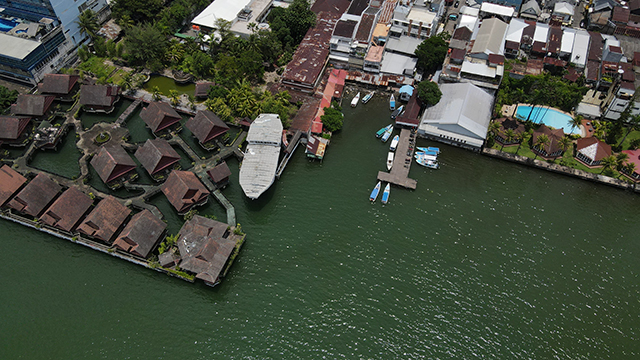 . Dermaga Kayu Bangkoa adalah salah satu dermaga tradisional di Makassar bila ingin ke pulau-pulau gugusan spermonde.