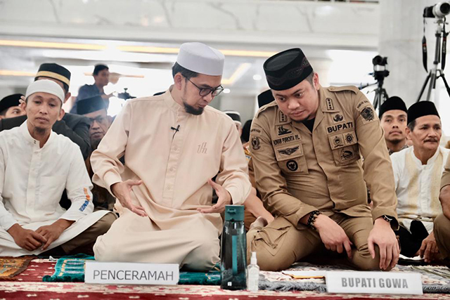 Ustadz Adi Hidayat hadir menyampaikan tausyiyahnya. Sebelumnya, pendiri Quantum Akhyar Institute ini mengunjungi lembaga pendidikan Mahasantri di Kecamatan Bajeng dan memberi motivasi kepada ratusan peserta program satu hafiz satu desa satu kelurahan tersebut.