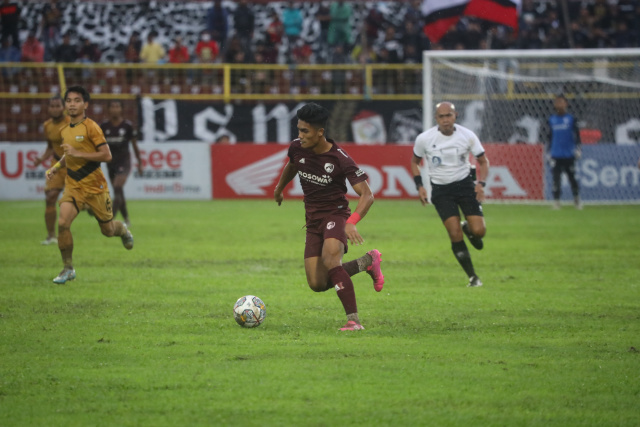 Pemain PSM Makassar saat menghadapi pesepak bola Dewa United pada laga BRI Liga 1 di Stadion Gelora BJ Habibie, Pare-Pare, Sulawesi Selatan, Rabu (1/3/2023).