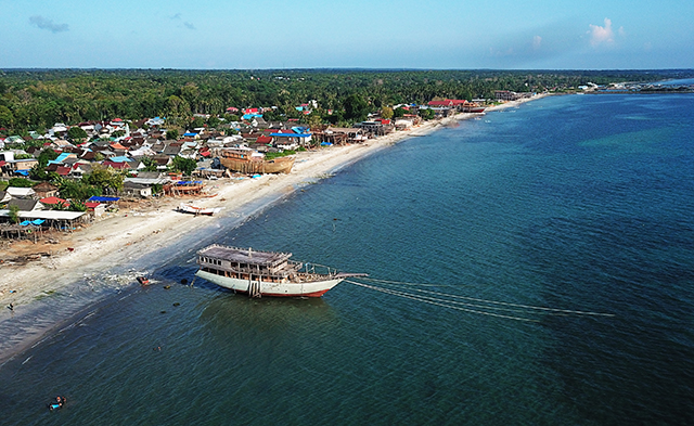 Kapal Pinisi merupakan kebanggaan serta bagian dari sejarah dan istiadat masyarakat Sulawesi Selatan.