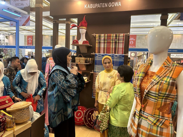 Dekranasda Gowa memperkenalkan sejumlah produk unggulan seperti tenun sutera khas Gowa bermotif Cora' La'ba dan tas dari anyaman bambu pada Inacraft 2023 di Jakarta.