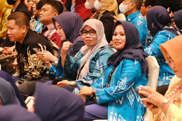 Dekranasda Gowa memperkenalkan sejumlah produk unggulan seperti tenun sutera khas Gowa bermotif Cora' La'ba dan tas dari anyaman bambu pada Inacraft 2023 di Jakarta.