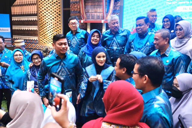 Dekranasda Gowa memperkenalkan sejumlah produk unggulan seperti tenun sutera khas Gowa bermotif Cora' La'ba dan tas dari anyaman bambu pada Inacraft 2023 di Jakarta.