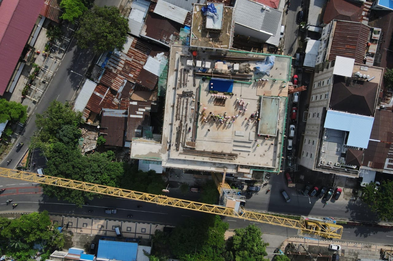 Foto udara proyek gedung Rumah Sakit (RS) Mata JEC-Orbita di Jalan Masjid Raya, Kota Makassar, Minggu (5/3/2023).  Tahun pertama beroperasi, rumah sakit ini diproyeksi mampu menerima kunjungan 50 ribu pasien.