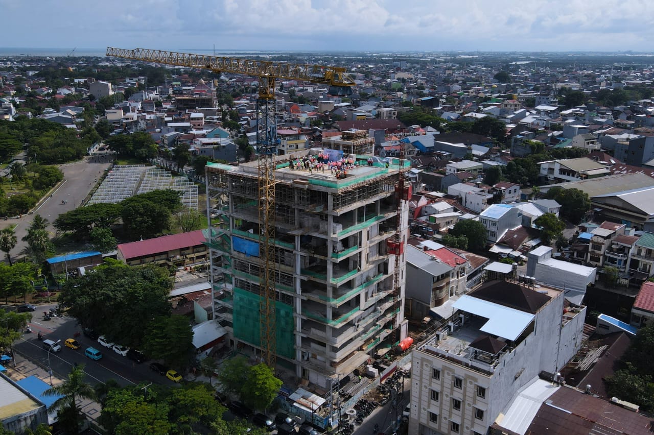 Foto udara proyek gedung Rumah Sakit (RS) Mata JEC-Orbita di Jalan Masjid Raya, Kota Makassar, Minggu (5/3/2023).  Kehadiran RS mata ini diharap menjawab kebutuhan pelayanan kesehatan mata di Indonesia Timur.