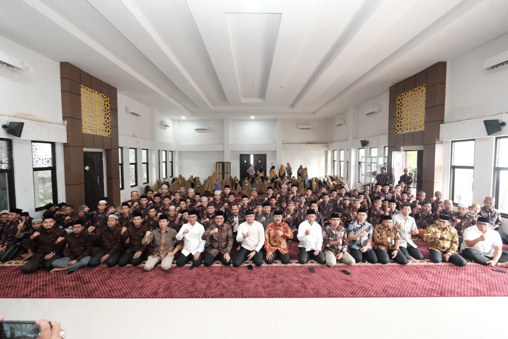 Wakil Menteri Agama RI, Zainut Tauhid Sa'adi dan Bupati Gowa Adnan Purichta Ichsan bersama jajaran pejabat daerah dan mahasantri berfoto bersama di Lembaga Pendidikan Mahasantri, Kecamatan Bajeng, Kabupaten Gowa, Sabtu (4/3/2023).