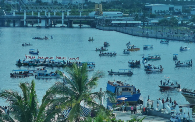 Warga Pulau Lae-Lae menggelar aksi dengan membentangkan spanduk  menolak reklamasi di perairan Pantai Losari.