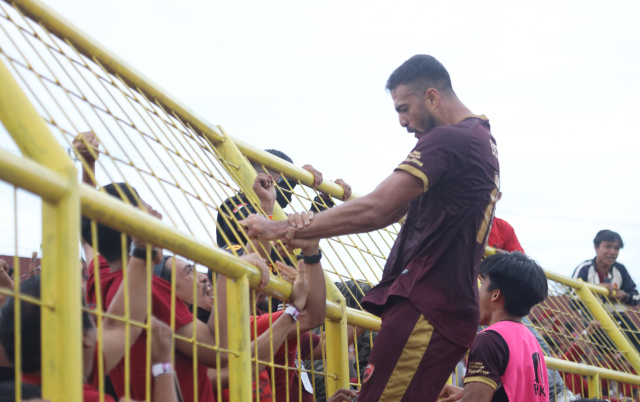 Pemain PSM Makassar saat menghadapi tim tamunya Persis Solo pada Liga 1 di stadion Bj Habibie Parepare, Minggu, (05/03/2023).