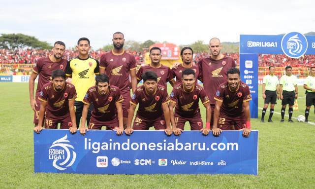 Pemain PSM Makassar saat menghadapi tim tamunya Persis Solo pada Liga 1 di stadion Bj Habibie Parepare, Minggu, (05/03/2023).