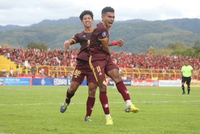 Pemain PSM Makassar saat menghadapi tim tamunya Persis Solo pada Liga 1 di stadion Bj Habibie Parepare, Minggu, (05/03/2023).