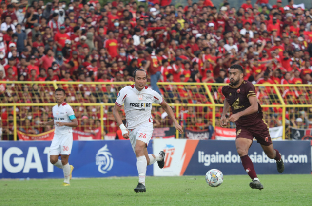 Pemain PSM Makassar saat menghadapi tim tamunya Persis Solo pada Liga 1 di stadion Bj Habibie Parepare, Minggu, (05/03/2023).