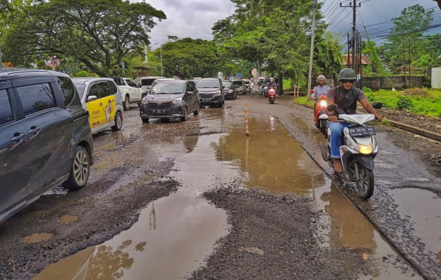 Banyak Jalan Berlubang dan Rusak, Pengendara Harus Waspada