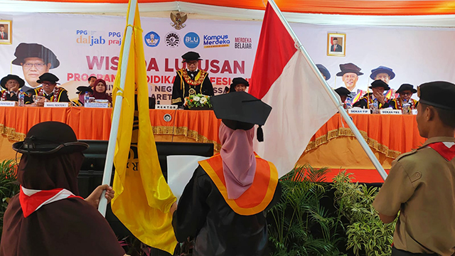 Rektor UNM, Prof Husain Syam mengukuhkan sebanyak 5.480 mahasiswa program Pendidikan Profesi Guru (PPG) UNM periode Maret 2023 resmi di wisuda dan disumpah, di Pelataran Gedung Pinisi UNM, Selasa (7/3/2023).